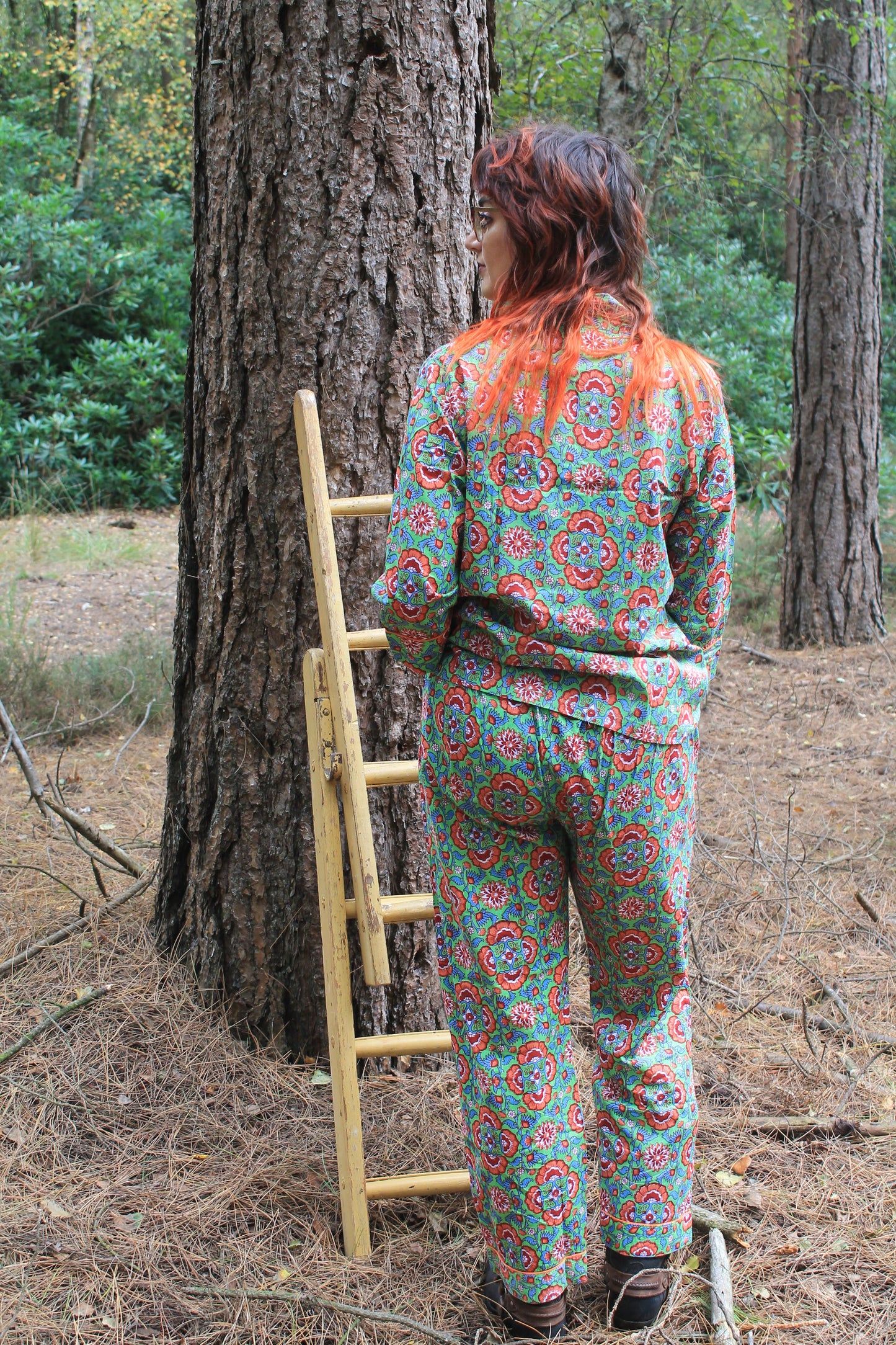 model showing the back of pyjamas set geometric orange green pattern, full length image