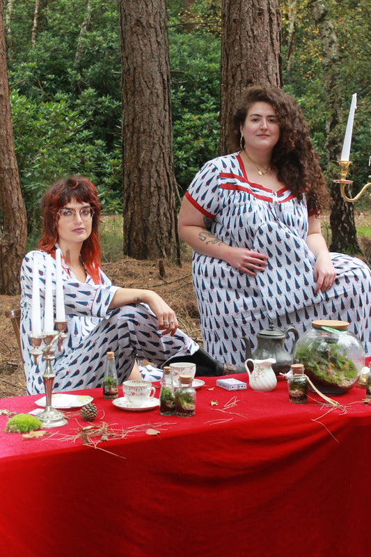 Nightie with sleeves, red edging